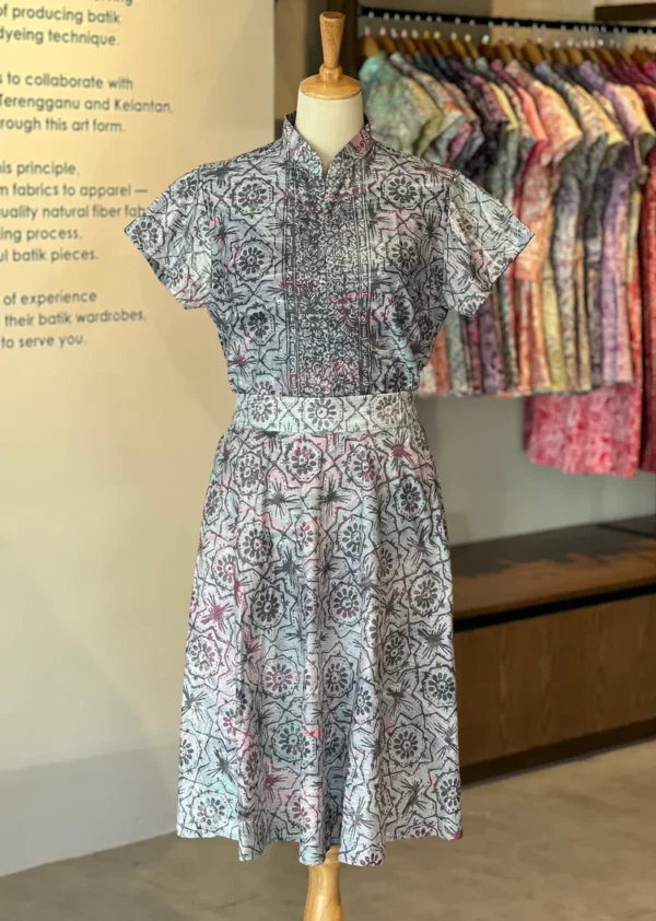 155E576B-AC10-4A6E-9B2D-97A5804BA7EC Ayu Set 17 (Minah Top + Ayu Lady Batik Midi Wavy Skirt)